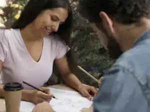 Pareja evalúa vivienda para comprar